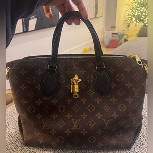 Louis Vuitton
Flower Zipped Tote Monogram Canvas MM